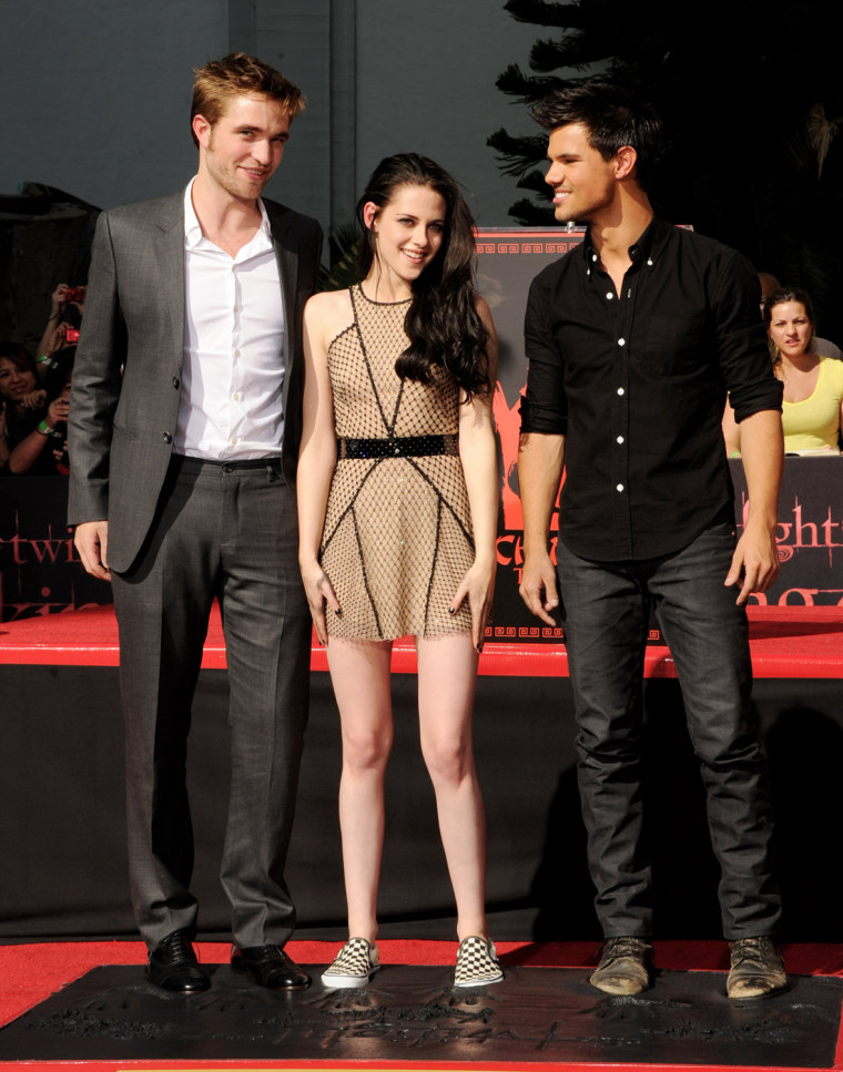 Image: Kristen Stewart, Robert Pattinson &amp; Taylor Lautner Immortalized With Hand And Footprint Ceremony At Grauman's Chinese Theatre